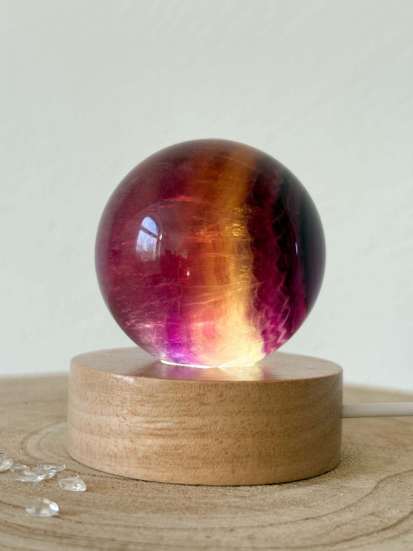 Gelb-violette Fluorit Kugel, 51mm