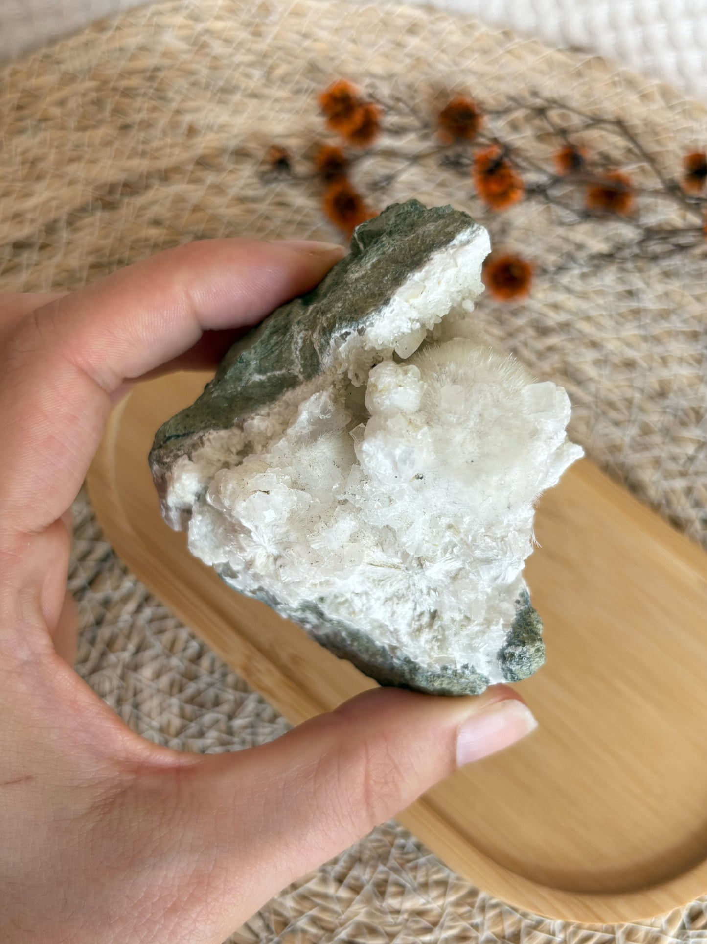 Flauschige Okenit Geode mit Calcit