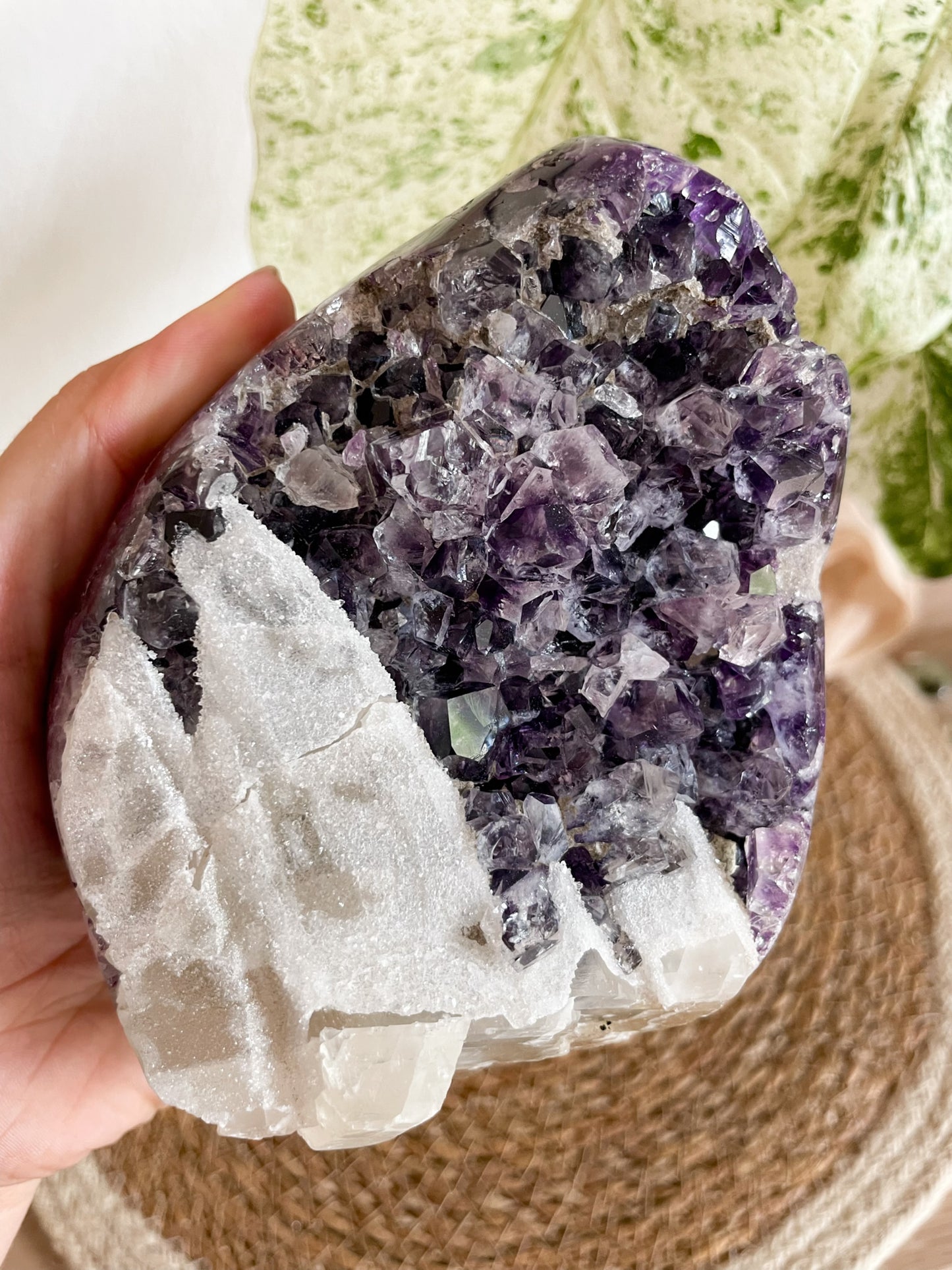 Amethyst Freiform mit Sugar Calcit Zähnen und Phantomen