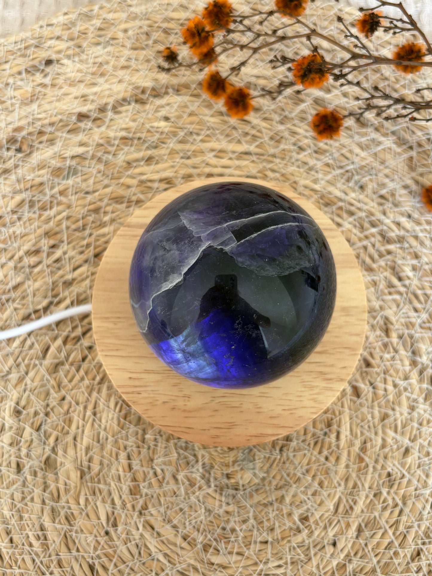 HQ Dunkelblaue Fluorit Kugel mit Regenbogen, FL63