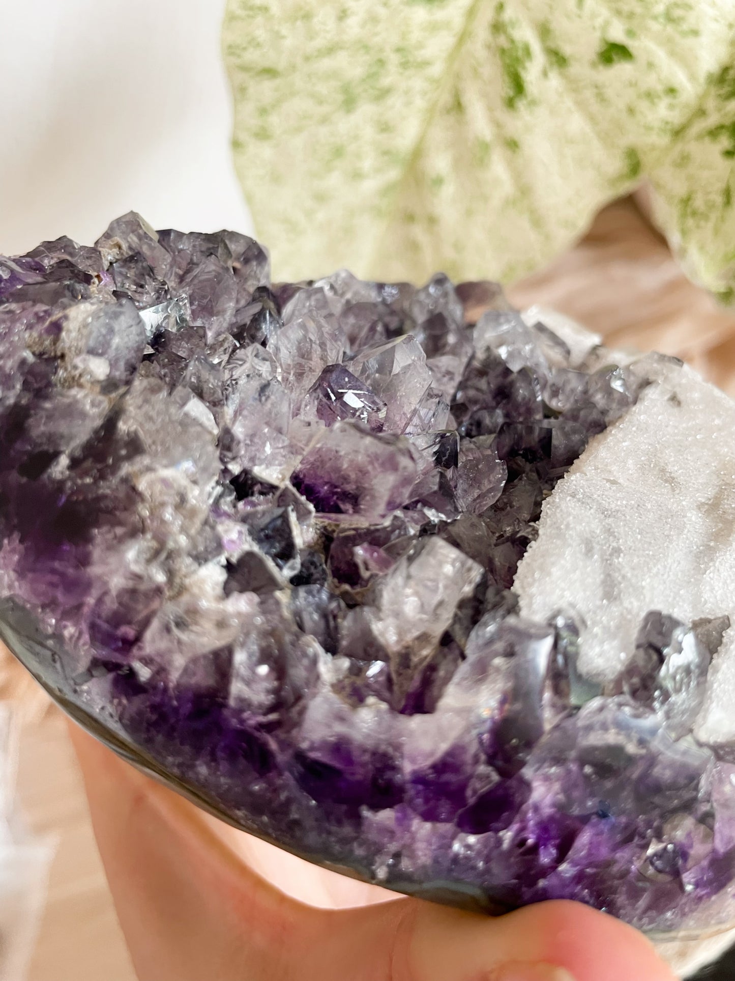 Amethyst Freiform mit Sugar Calcit Zähnen und Phantomen