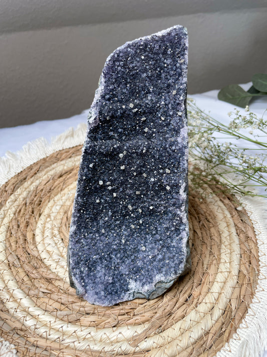 Schwarz-graue Amethyst Freiform mit Calcitwürfeln
