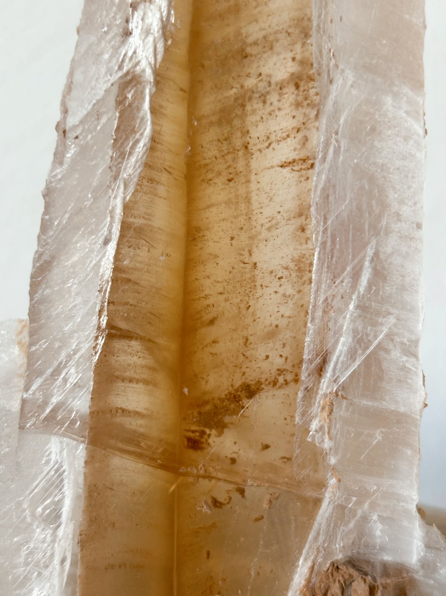 XL Bicolor Selenit aus Spanien auf Podest