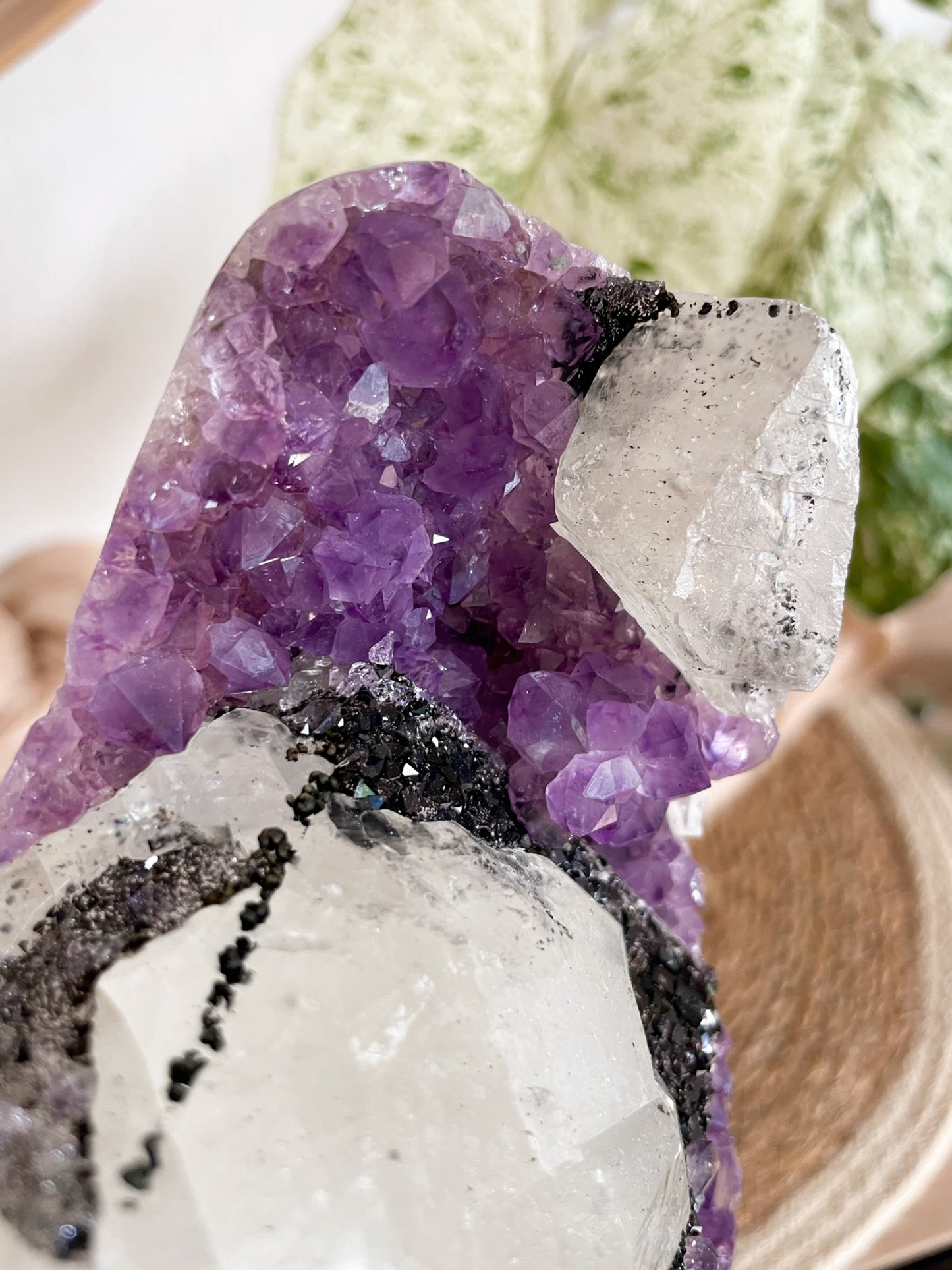 Amethyst Freiform mit Calcit, Goethit und Achat