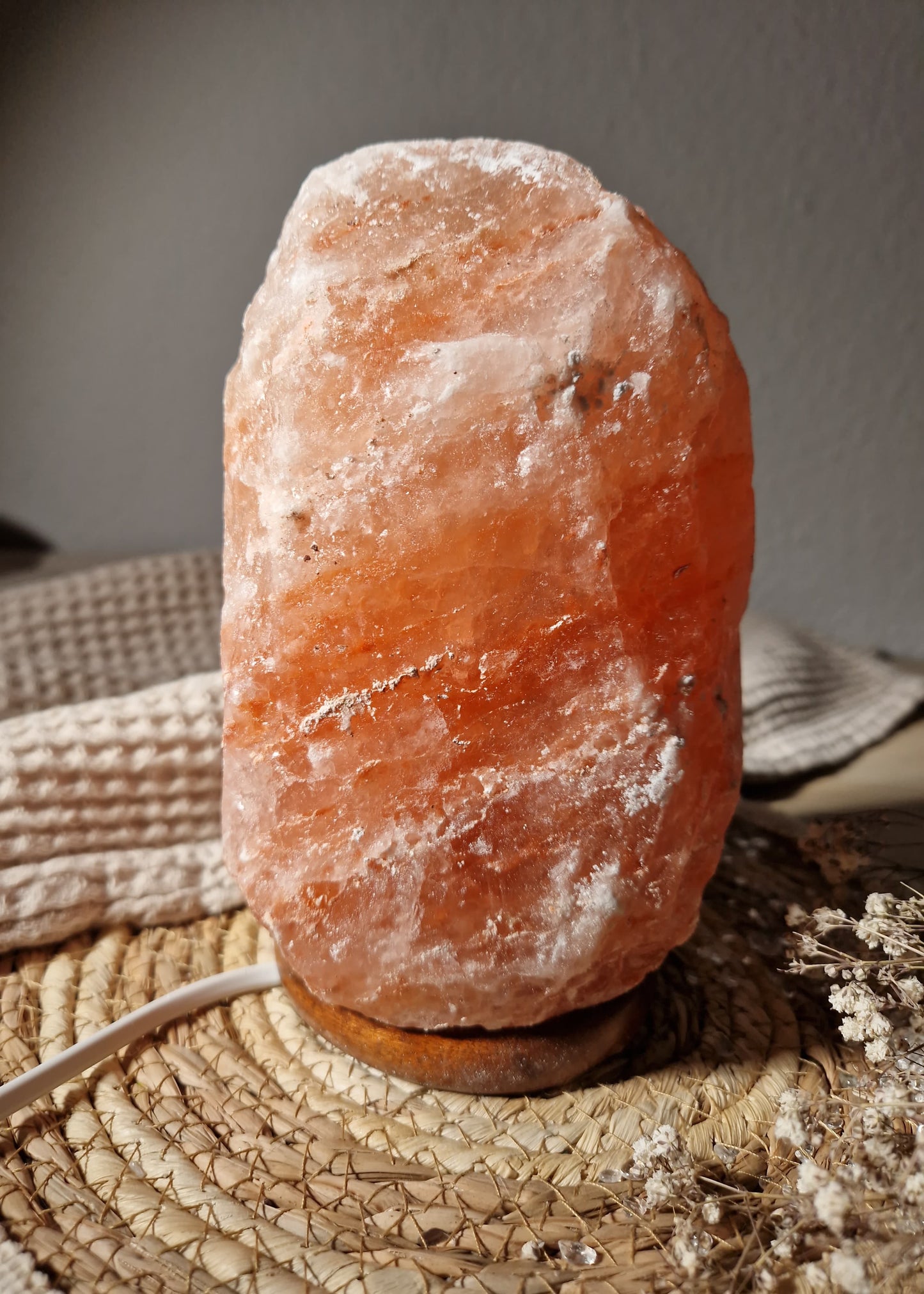 Salzkristall Lampe auf Holzsockel Nr. 2