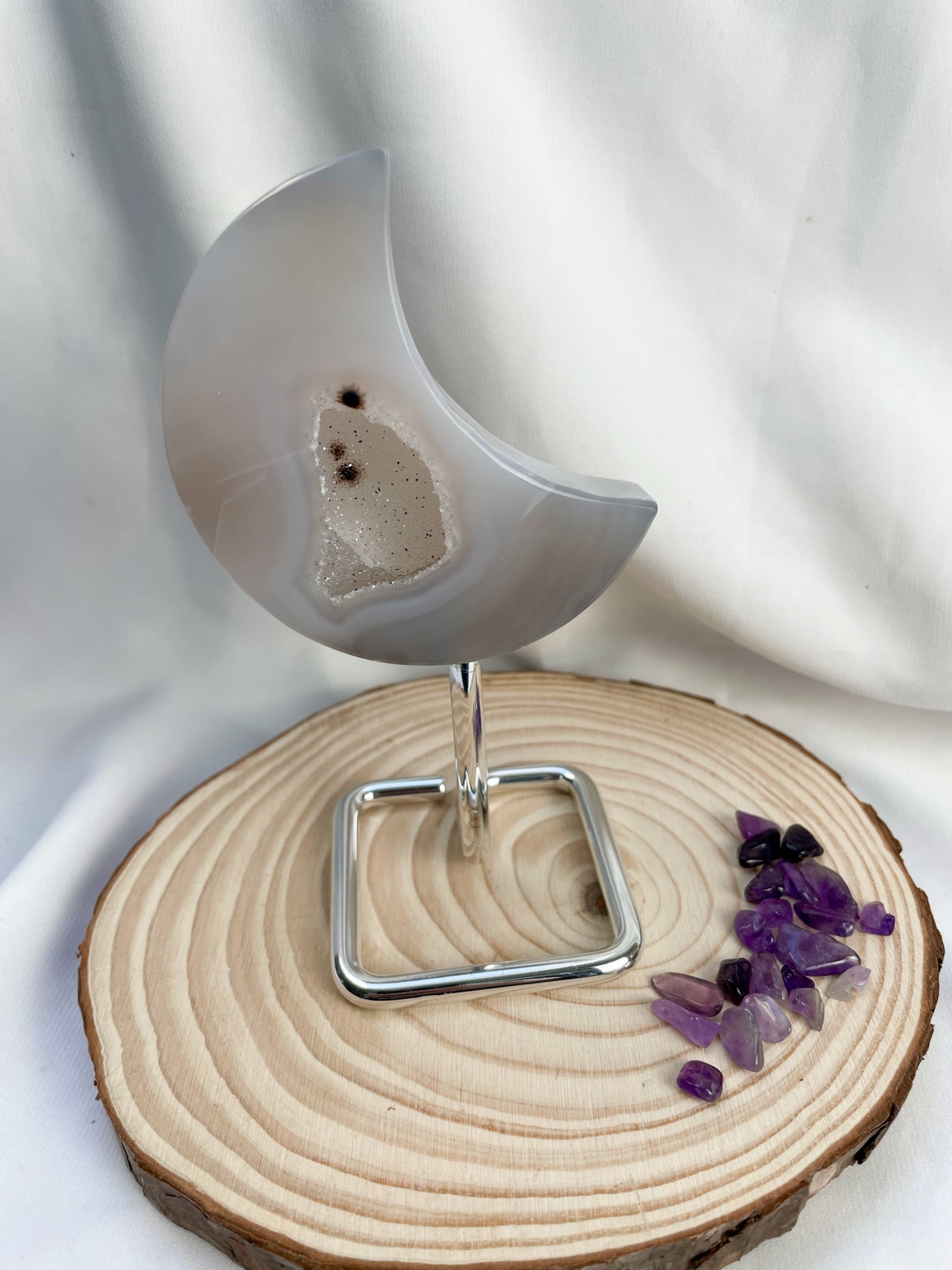 Druzy Achat Mond auf Ständer mit Hollandit Nr. 7