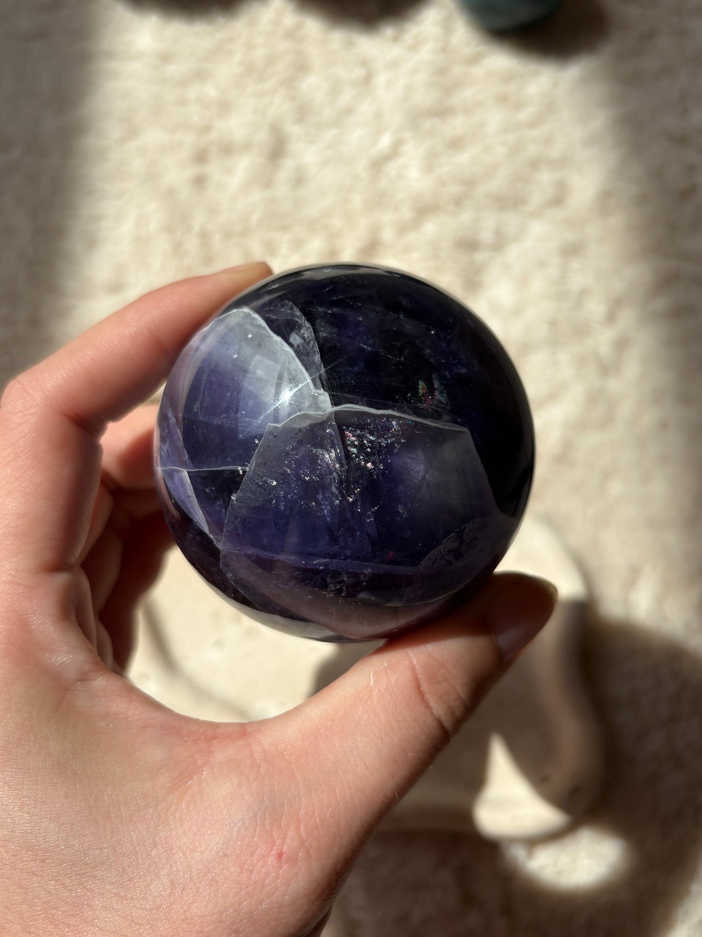 HQ Dunkelblaue Fluorit Kugel mit Regenbogen, FL63