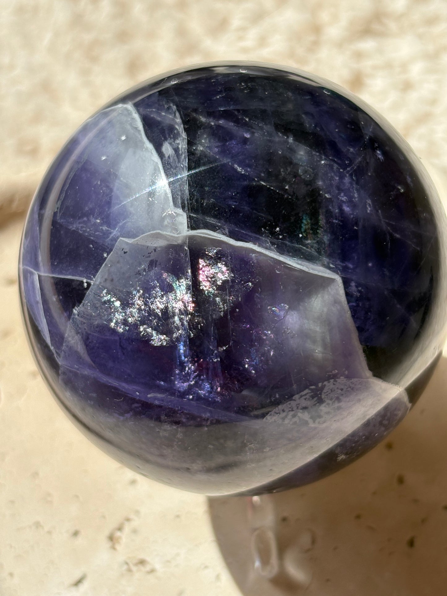 HQ Dunkelblaue Fluorit Kugel mit Regenbogen, FL63