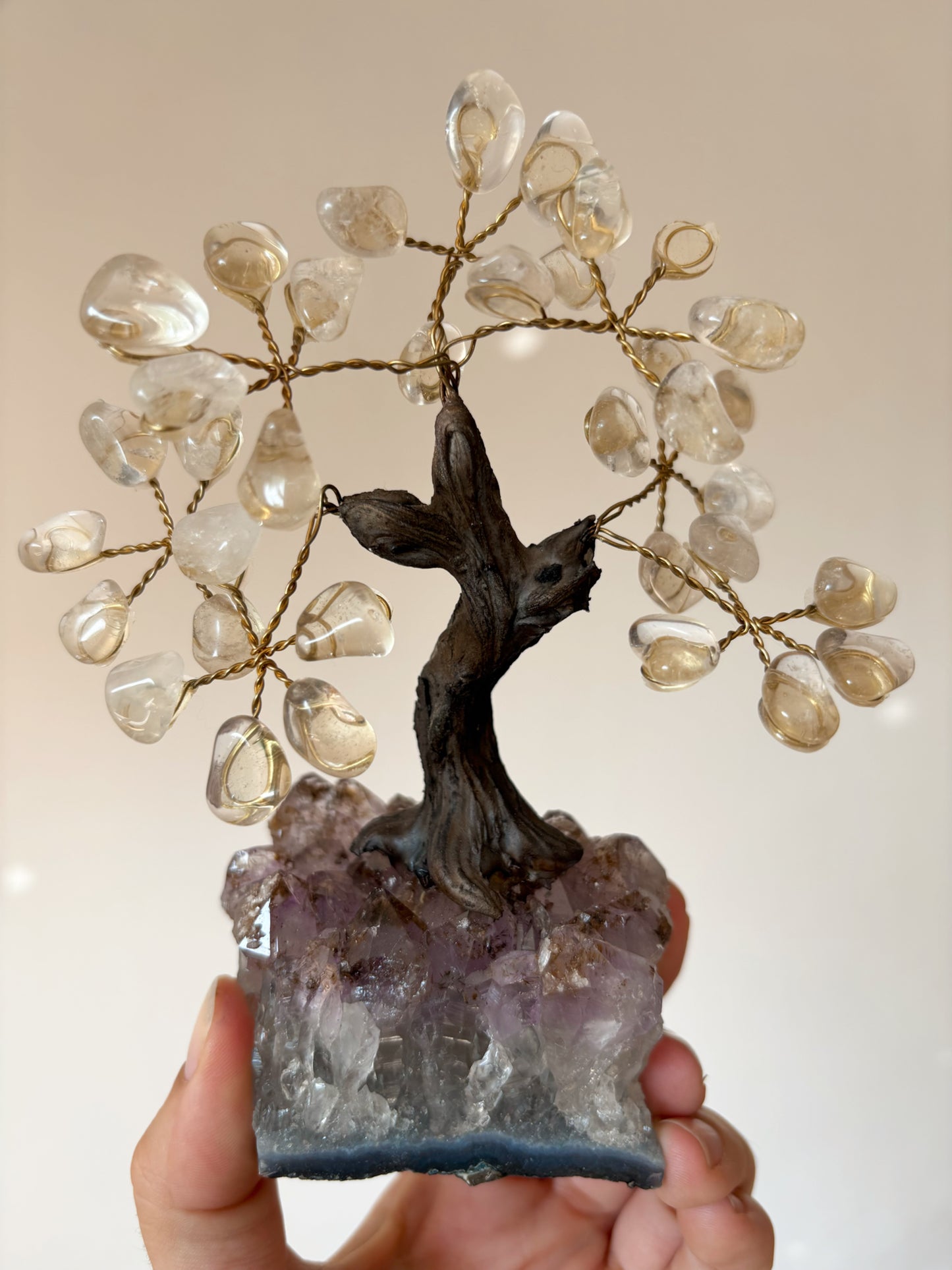 Edelsteinbäumchen Nr. 1 - Bergkristall auf Amethyst mit Achat