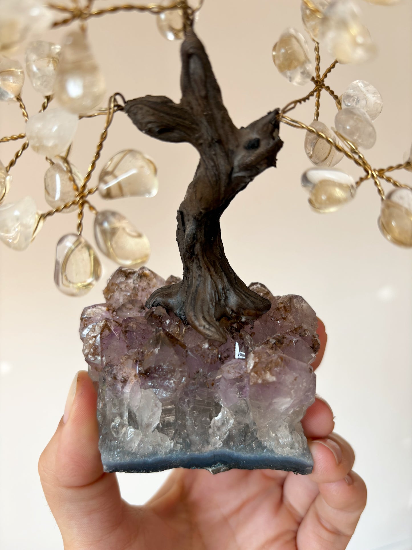 Edelsteinbäumchen Nr. 1 - Bergkristall auf Amethyst mit Achat
