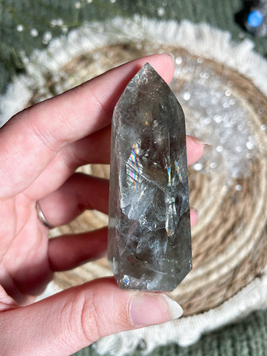Transparente Prasiolith Spitze mit Regenbogen
