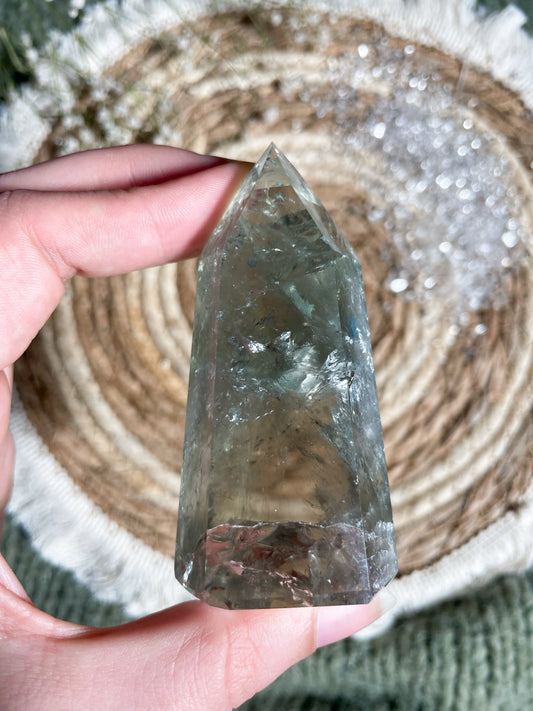 Transparente Prasiolith Spitze mit Regenbogen