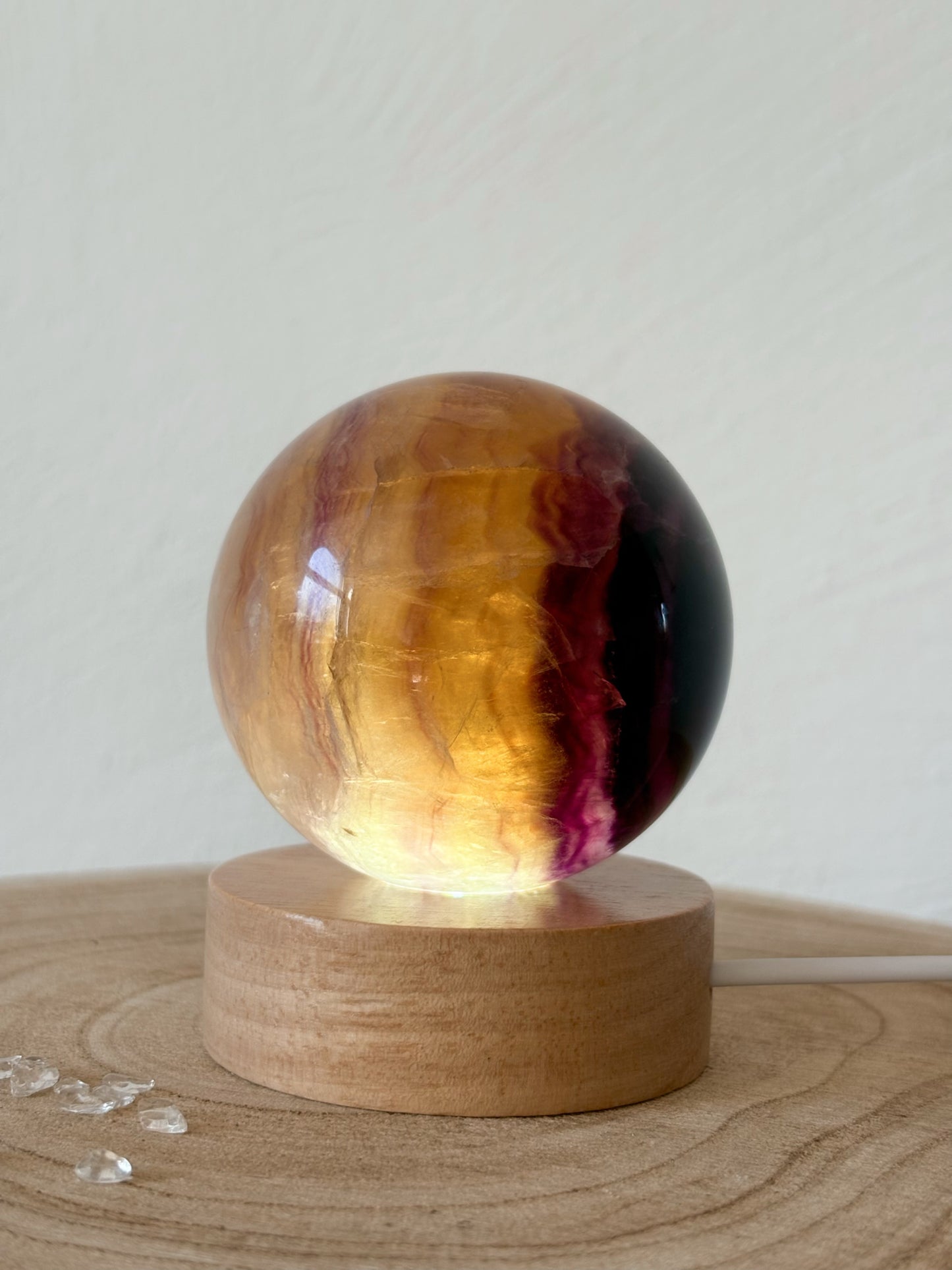 Gelb-violette Fluorit Kugel, 62mm