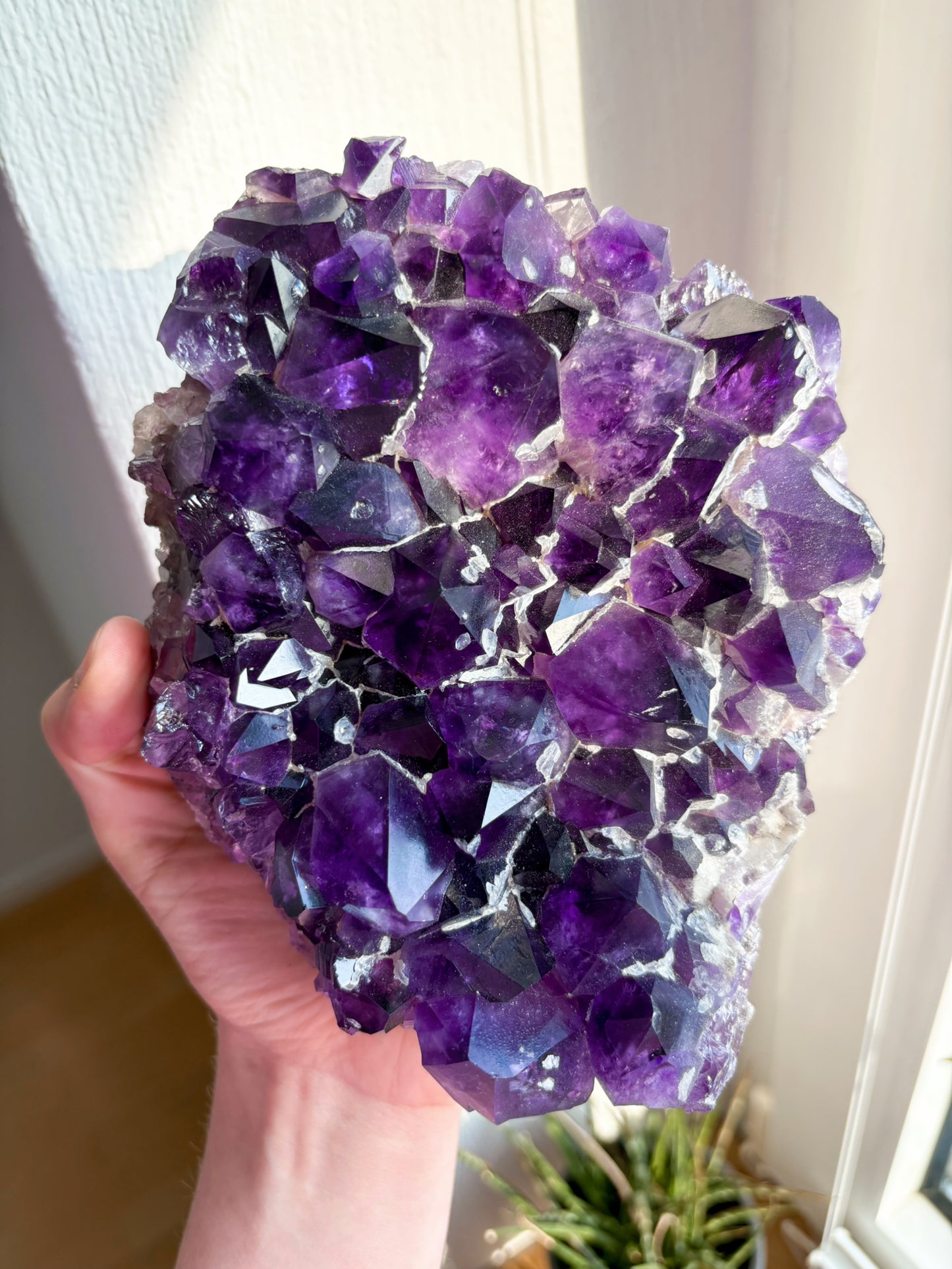 XL High Quality dunklellila Amethyst Cluster mit Calcit, 2,2kg