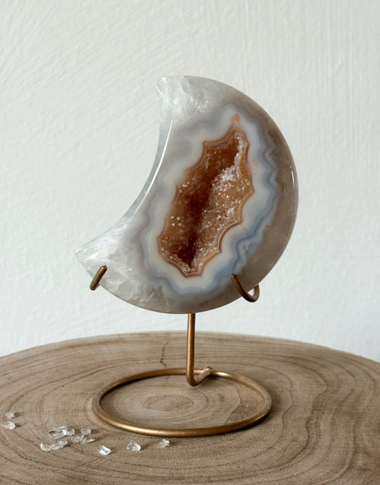 Druzy Achat Mond auf goldenem Ständer