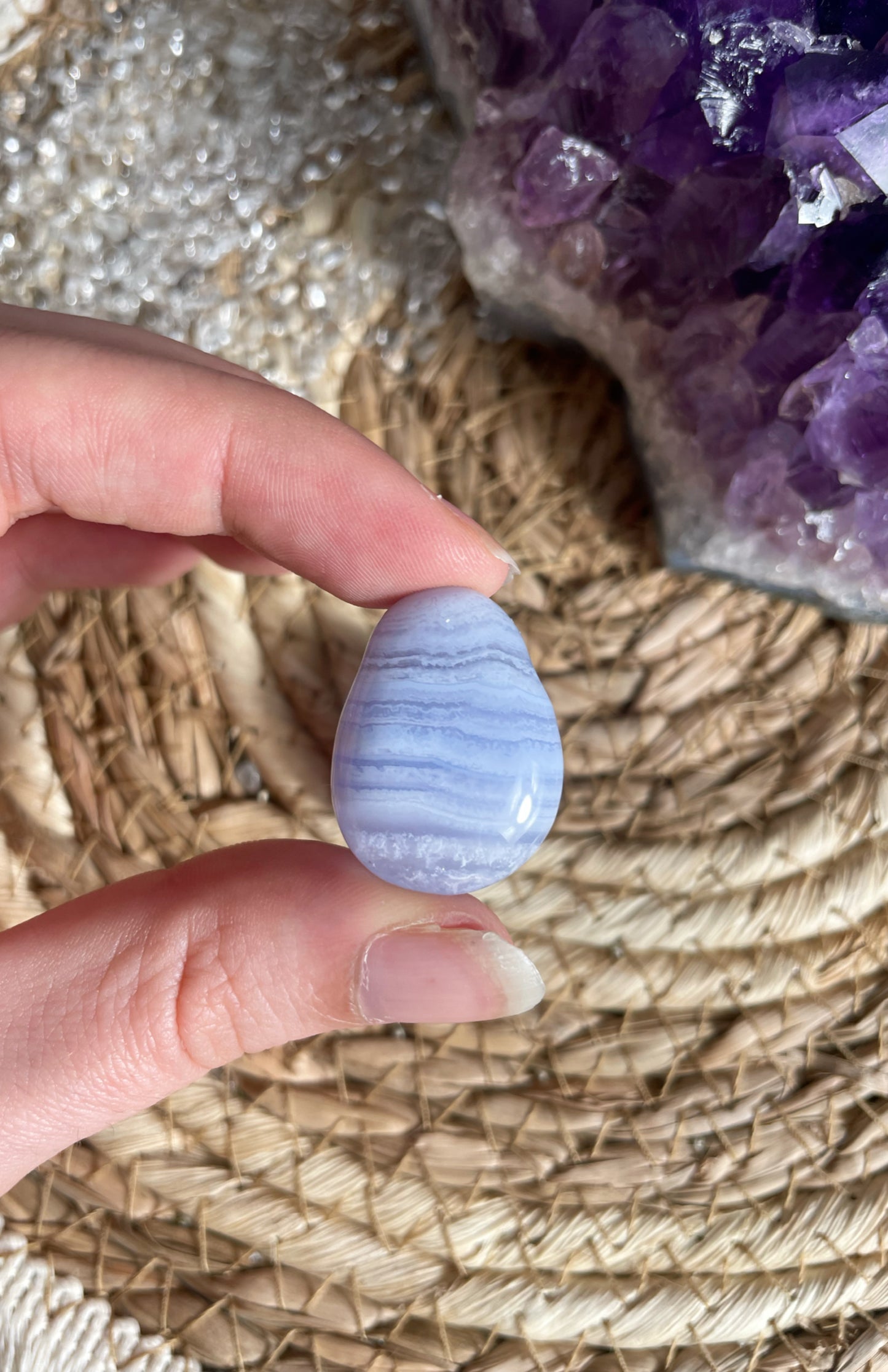 Blauer Chalcedon Tropfen gebohrt