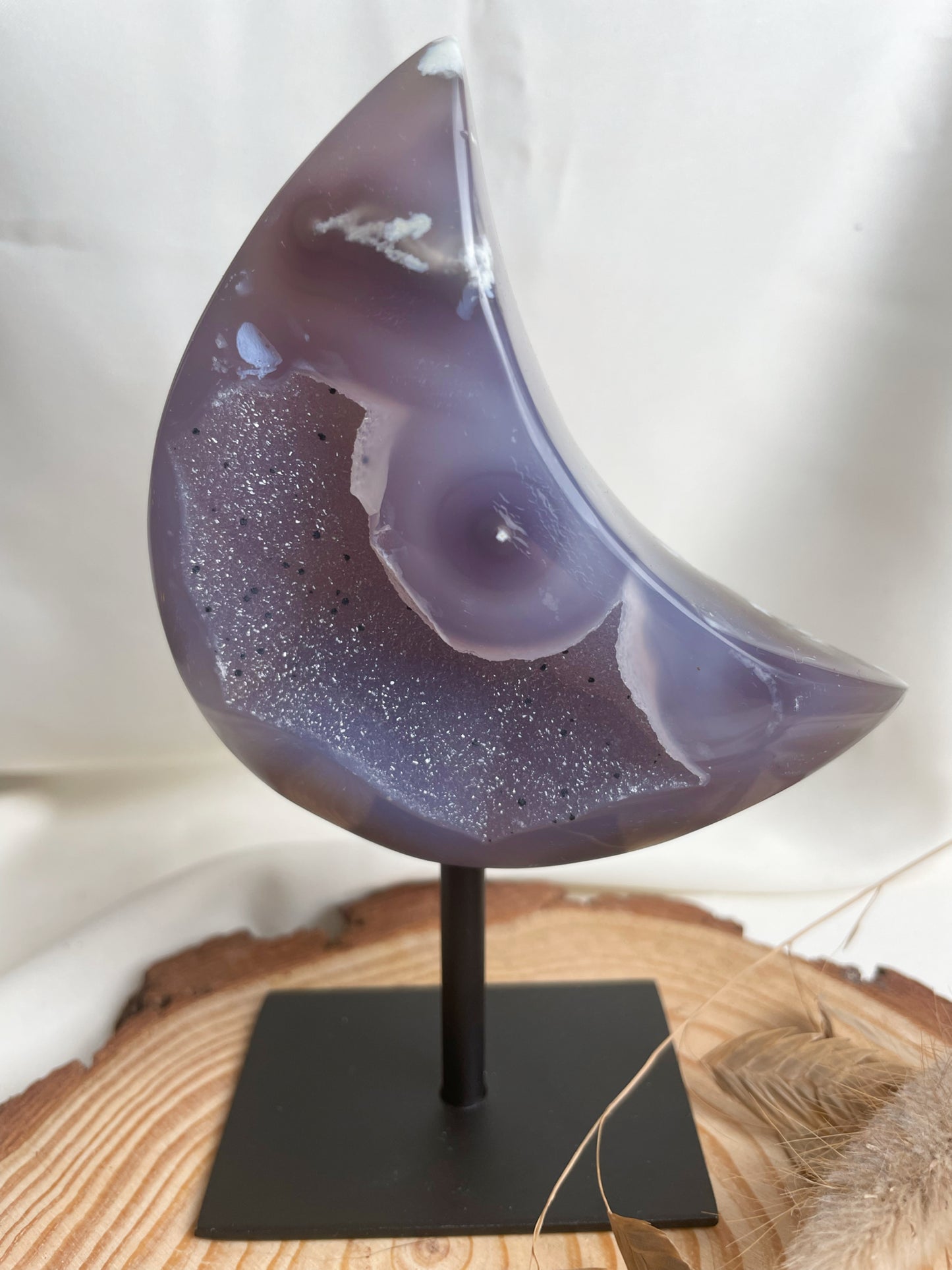 Druzy Achat Mond auf schwarzem Metallständer, AM87