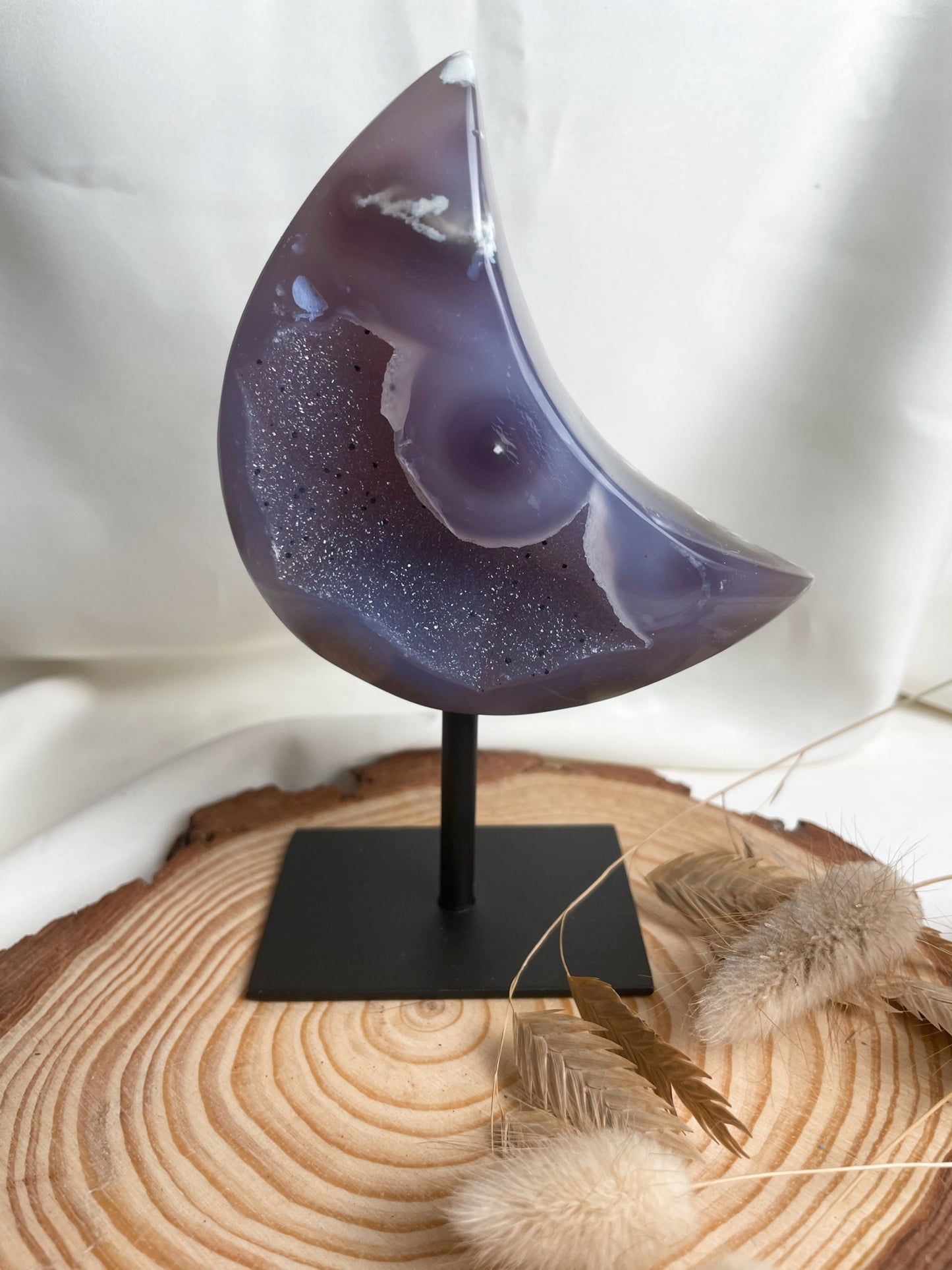 Druzy Achat Mond auf schwarzem Metallständer, AM87