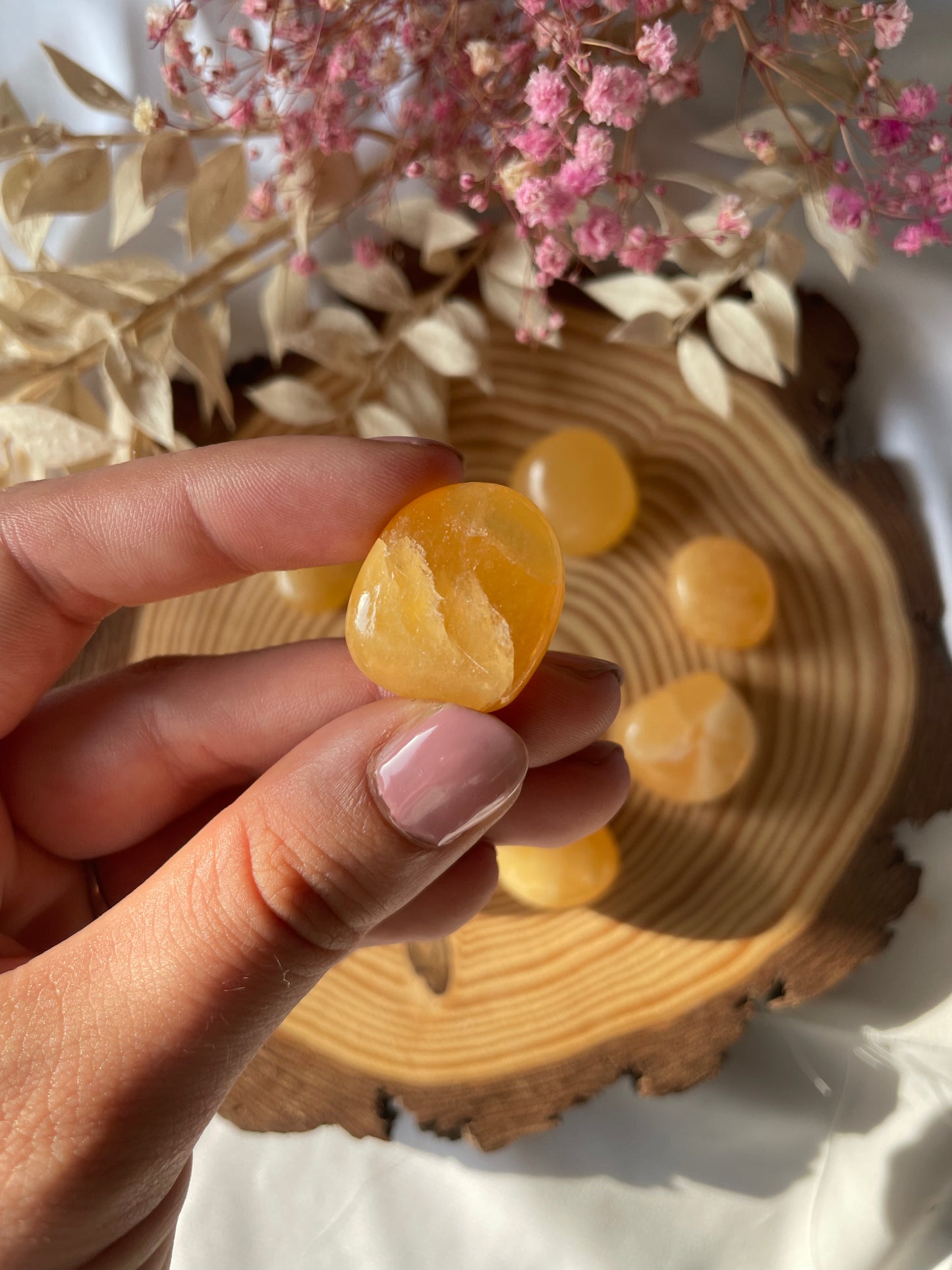 Orangencalcit Trommelstein