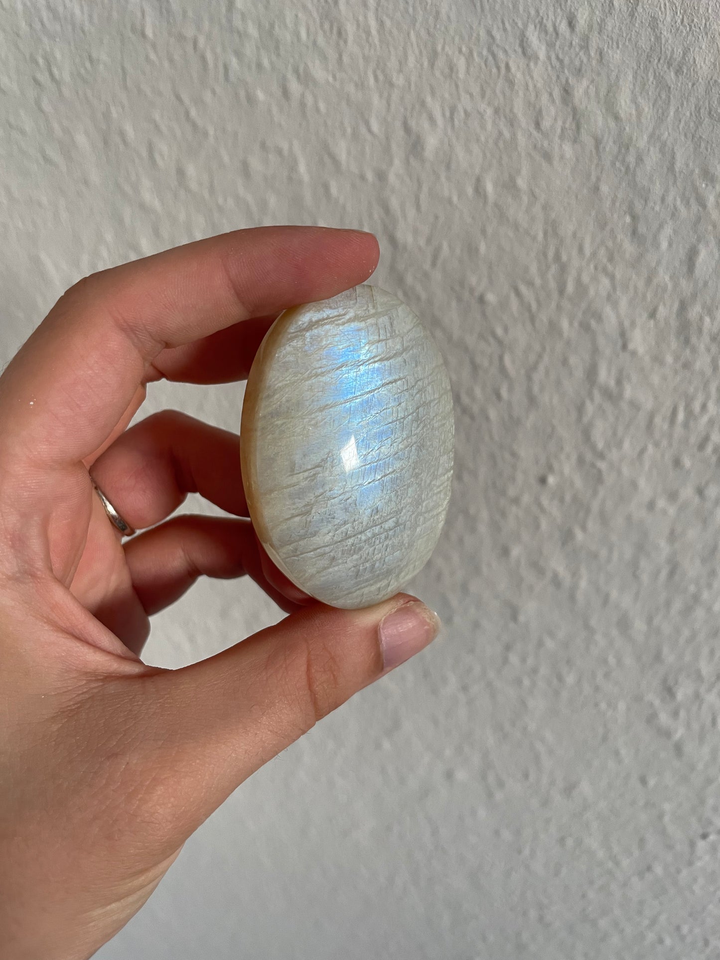 Mondstein Handstein mit blauem Flash