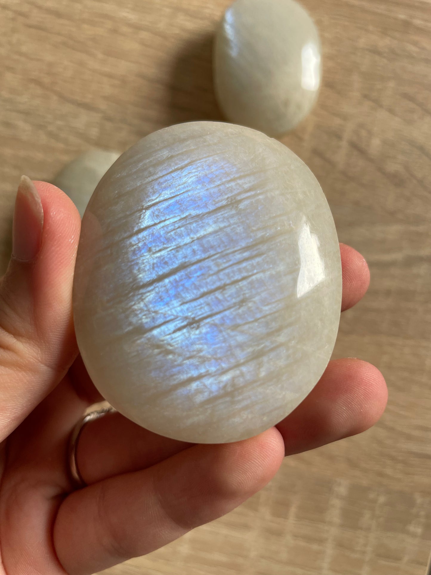 Mondstein Handstein mit blauem Flash